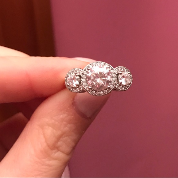 3 stone ring - Picture 3 of 3